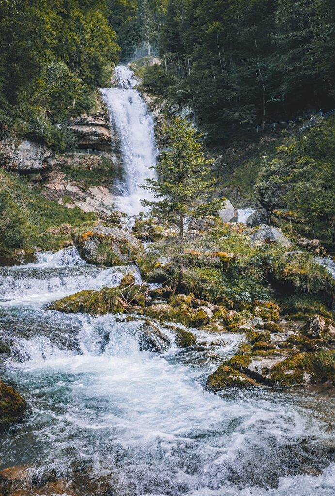 caminata a las cataratas de giessbach interlaken